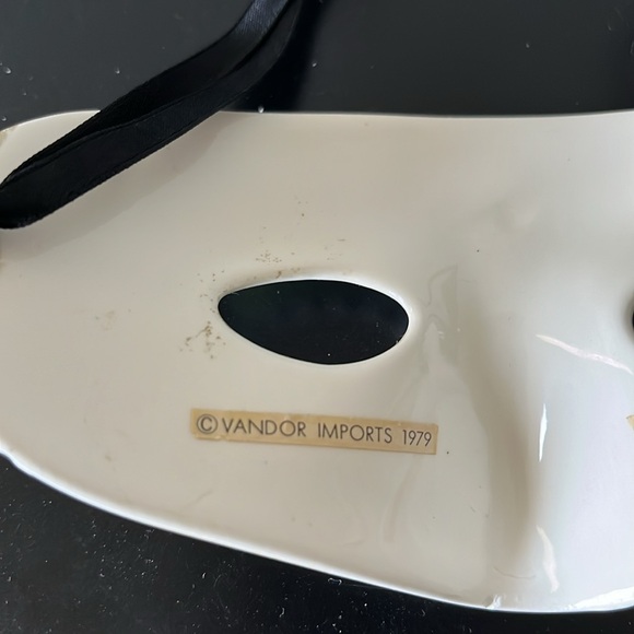 Ceramic Mask - Picture 2 of 3